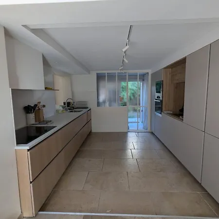 With Large Pool, Close To Beaches Pérols